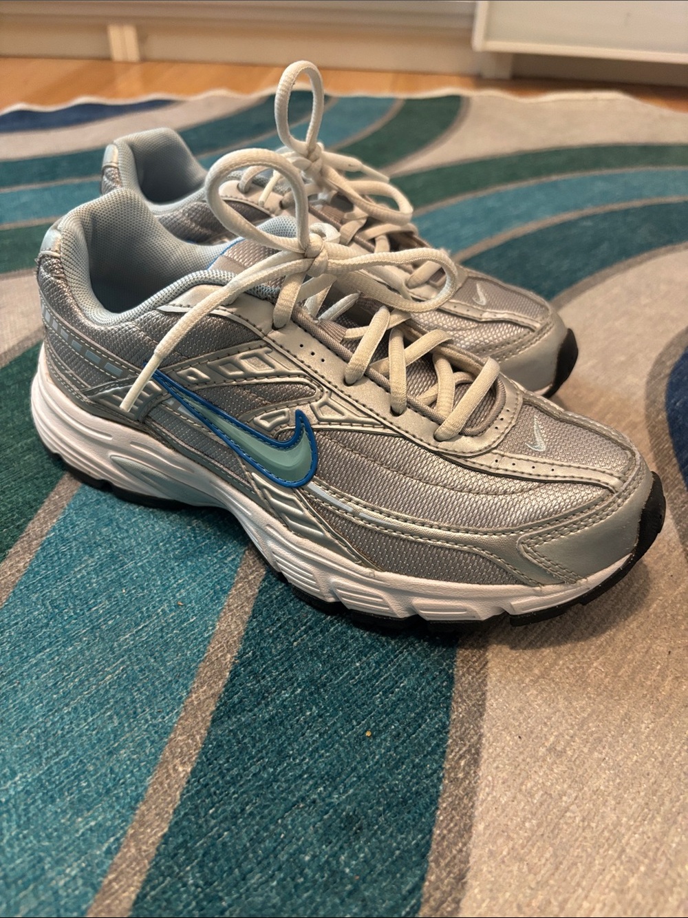 Nike women’s running Silver initiator Sneakers with Blue Swoosh